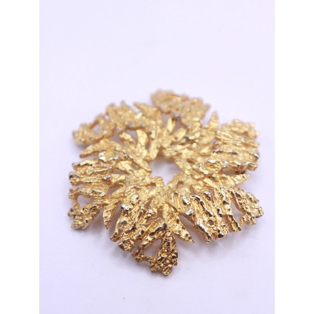 Vintage signed CELEBRITY Textured Metal Nugget Circle Leaf Leaves style Brooch